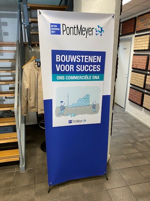 PontMeyer-banner "Bouwstenen voor succes — ons commerciële DNA" op een vestiging